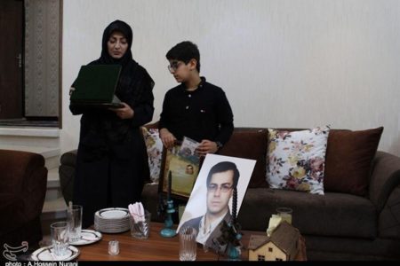بسیجیان و مسئولان شهرستان کاشان با خانواده شهید دکتر فرهاد دیدار کردند